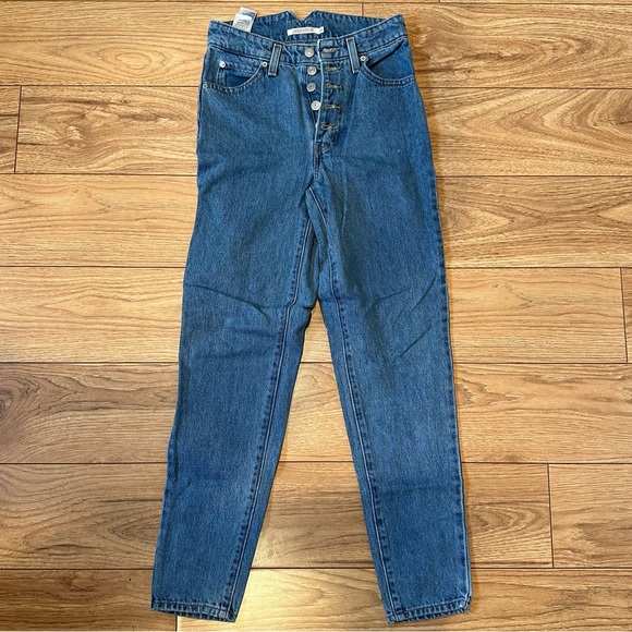 Levi’s high waisted mom jean - Picture 3 of 5